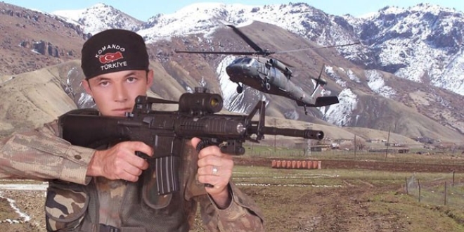 Yaralı asker önce arkadaşlarına yardım etmiş