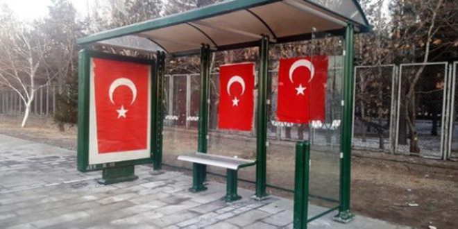 Kayseri'de terr saldrsnn olduu duraa Trk bayraklar asld