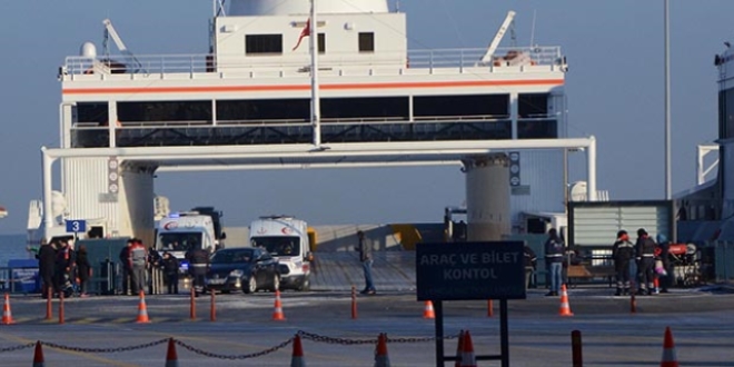 Yalova'da arabal� vapur iskeleye sert yana�t�: 8 yaral�