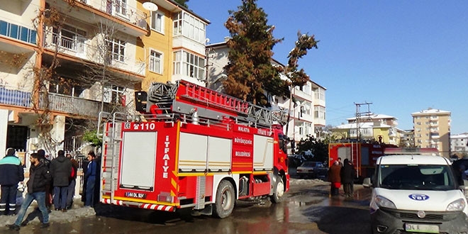 Seyyar satıcı anneyle 3 çocuğunu yangından kurtardı