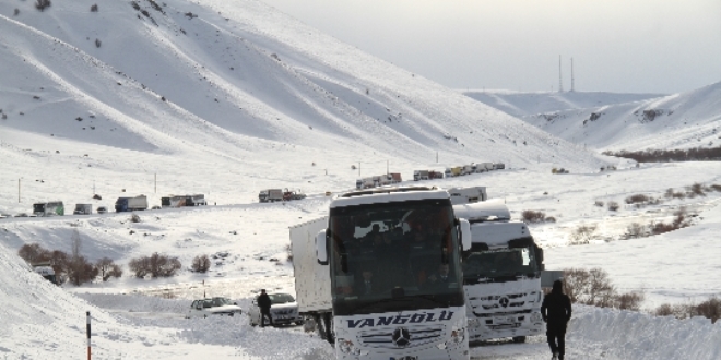 Ar'da pek ile Sa Da geitlerinde buzlanma trafii olumsuz etkiliyor