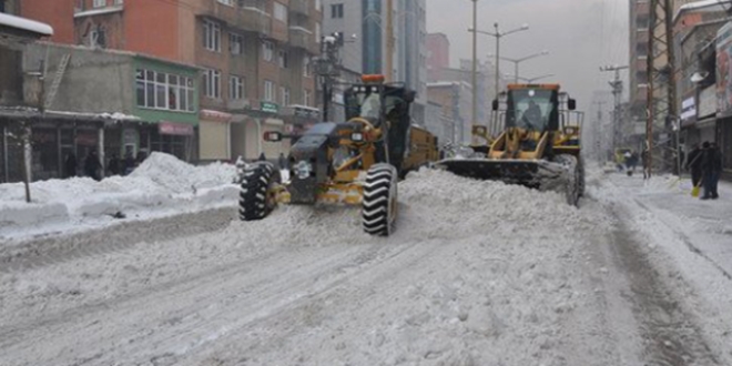 Muş'ta günde 700 kamyon kar taşınıyor