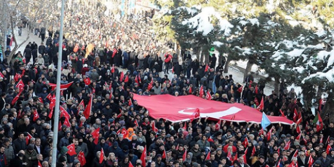 Van'da binlerce kişi terörü lanetledi