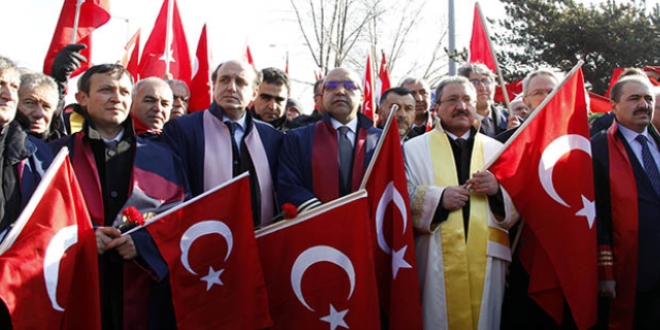 Askerlerin şehit edilmesini cübbeleriyle protesto ettiler