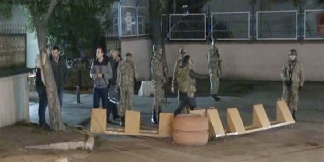 Üzerimde bomba var deyip, askere doğru yaklaştı