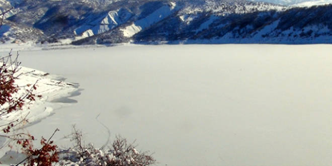 Tunceli'de baraj buz tuttu