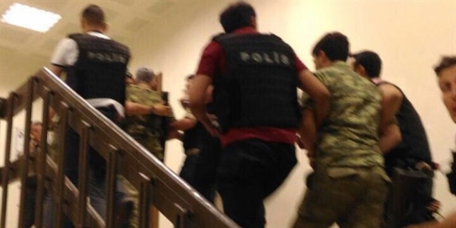 Gözaltı kararı olan 530 askerden 260'ı yakalandı