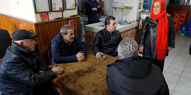 Kadın muhtar mahalleliye 'milli seferberliği' anlatıyor
