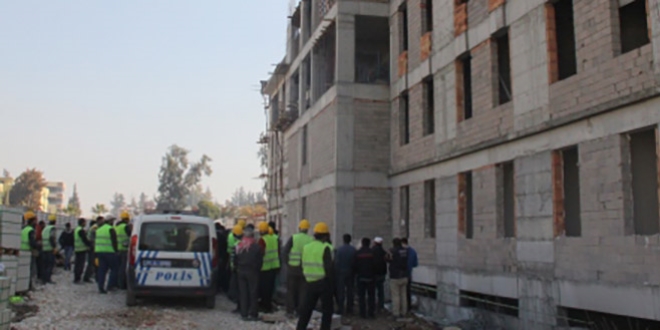 Adana'da inşaattan düşen işçi hayatını kaybetti