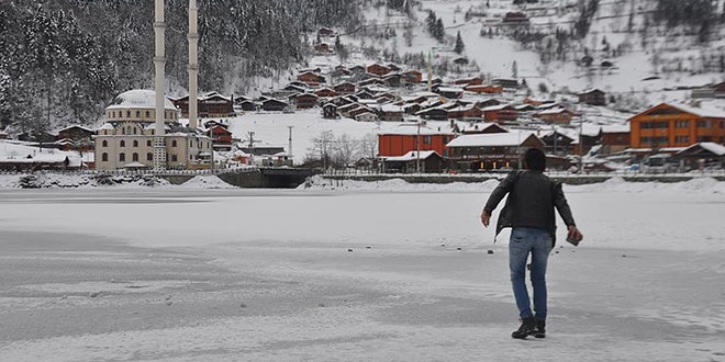 Uzungöl'ün yüzeyi buz tuttu
