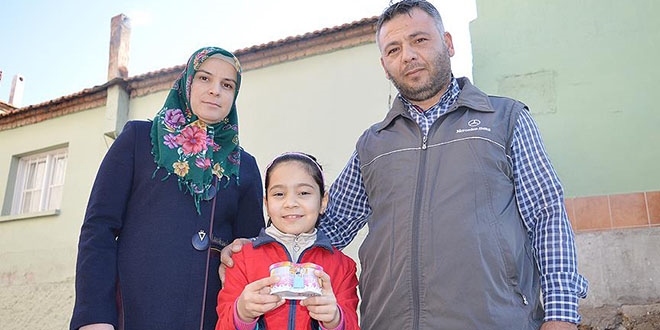 8 yaşındaki Nesibe biriktirdiği harçlığını Halep'e gönderdi