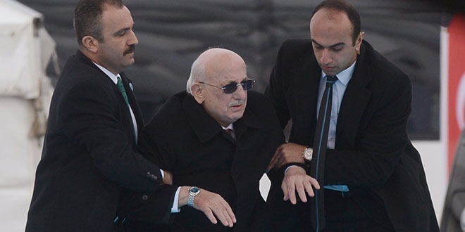 Meclis Başkanı Karaman'ı düşmekten korumalar kurtardı
