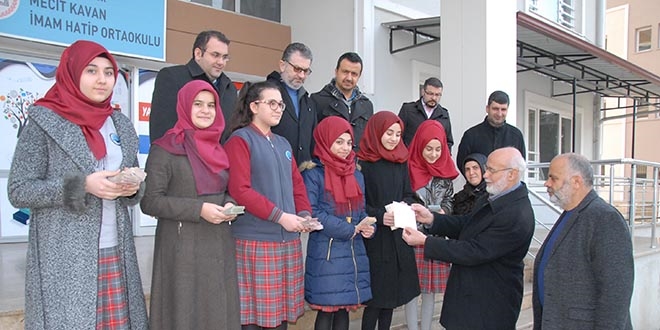 Öğrenciler, Halep için 3 günde 25 bin lira topladı