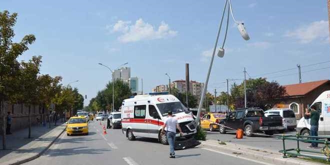 K�tahya'da ambulans elektrik dire�ine �arpt�: 5 yaral�