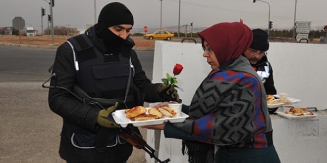Uygulama yapan polislere baklava b�rek s�rprizi