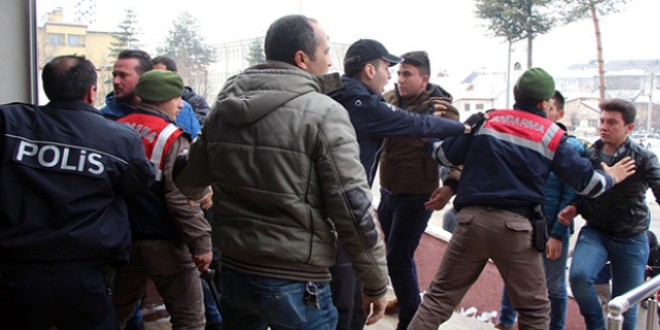 Taciz iddiasıyla gözaltına alınan öğretmene tepki