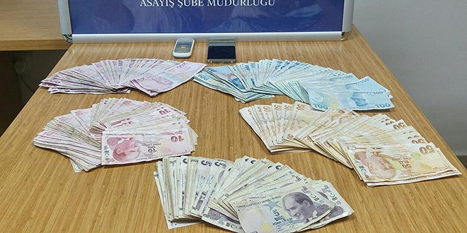 Araban�n lasti�ini patlat�p 28 bin liray� �ald�lar