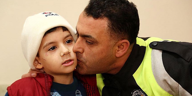 'Polis amcam üşüyor' diye ağlayan çocuk polis amcasıyla buluştu