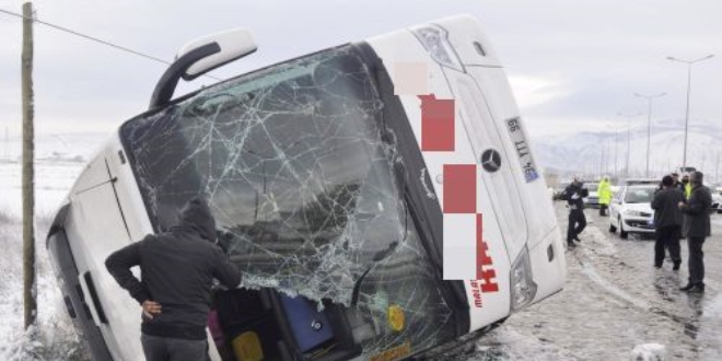 Sivas'ta yolcu otobs devrildi: 34 kii yaraland