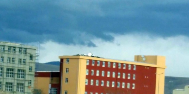 Niğde'de fırtına nedeniyle bir okulun ve binaların çatısı uçtu