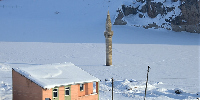 Buz tutan barajdaki minare ilgi ekiyor