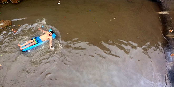 Mersin sular alt�nda kald�. O umursamadan keyif yapt�