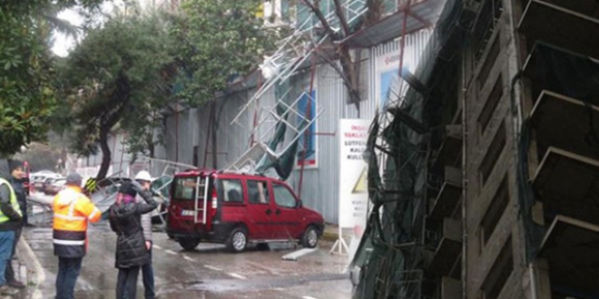 Fırtına, Kadıköy'de inşaat iskelesini devirdi