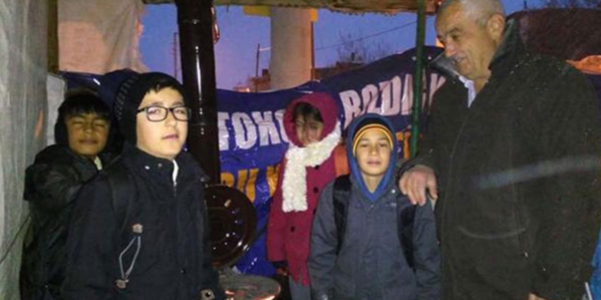 Muhtar, öğrenciler için durağa soba kurdu