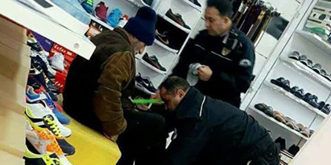 Bir polis çorabını giydirdi diğeri ayakkabısını
