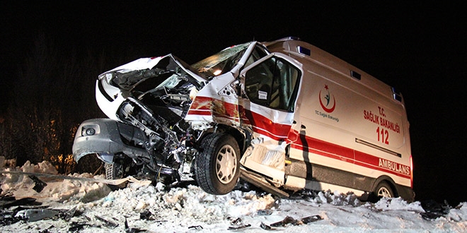 Yozgat'ta ambulans iş makinesine çarptı: 2 yaralı