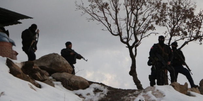 Yılbaşı günü karlı dağlarda terörist avı