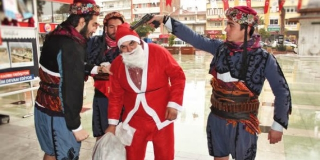 'Noel Baba'nın başına silah dayanması olayında 10 kişi serbest