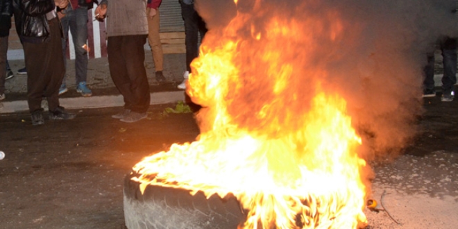 Protesto için lastik yakan muhtar gözaltına alındı