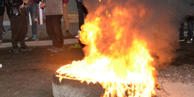 Protesto iin lastik yakan muhtar gzaltna alnd