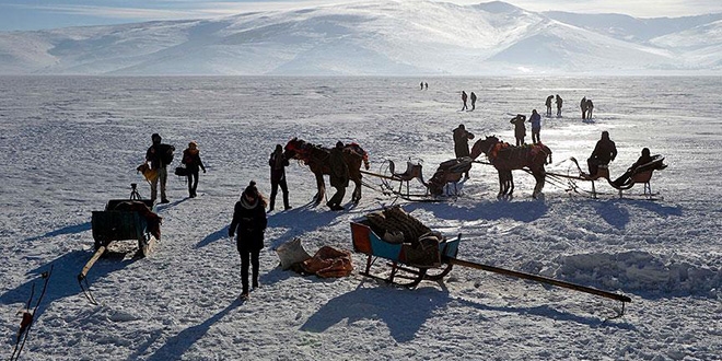 Donan Çıldır Gölü'nde balık tutuyorlar