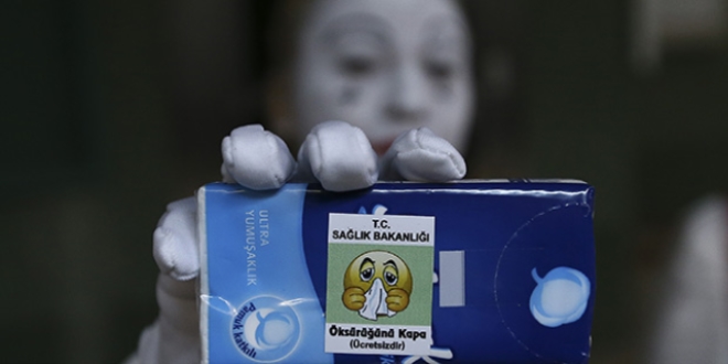 Sağlık çalışanları vereme pandomimle dikkati çekti
