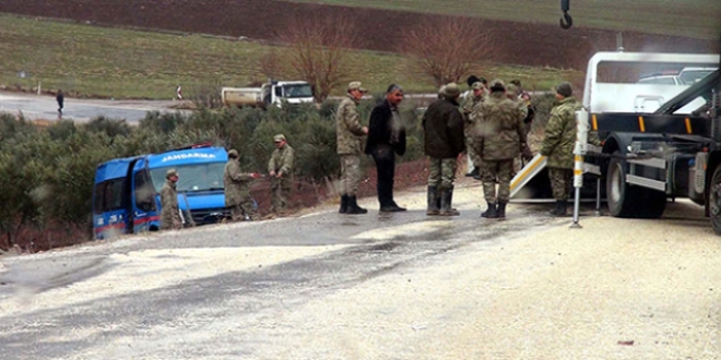 Askeri araç devrildi: 2 asker yaralı