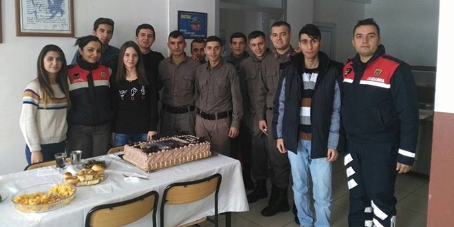 Kırşehir'de öğrencilerden askerlere moral ziyareti