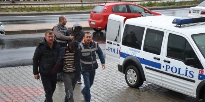 Emekli polis telefon dolandırıcılarını yakalattı