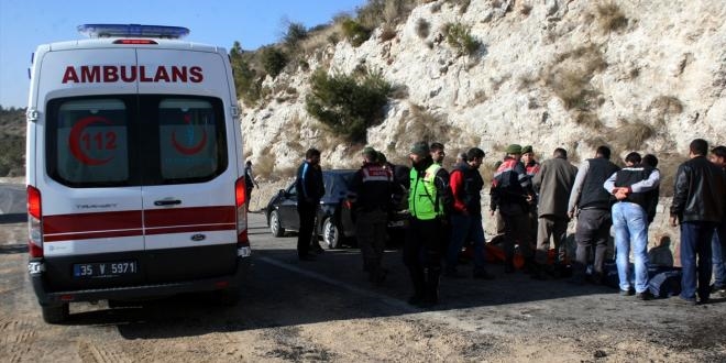 İzmir'de trafik kazası: 2 ölü, 1 yaralı