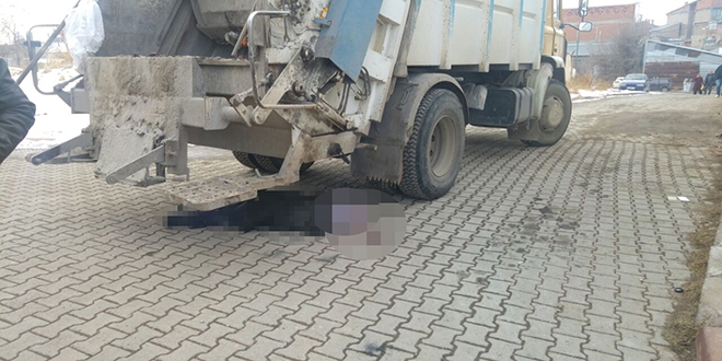 ��p kamyonunun alt�nda kalan kad�n �ld�