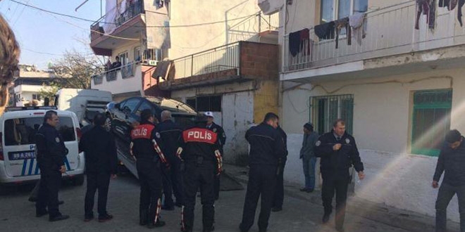 Dur ihtar�na uymayan s�r�c� polis otosuna �arpt�