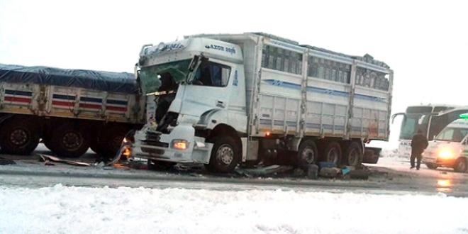 Aracındaki hasara bakmak isterken otobüs çarptı