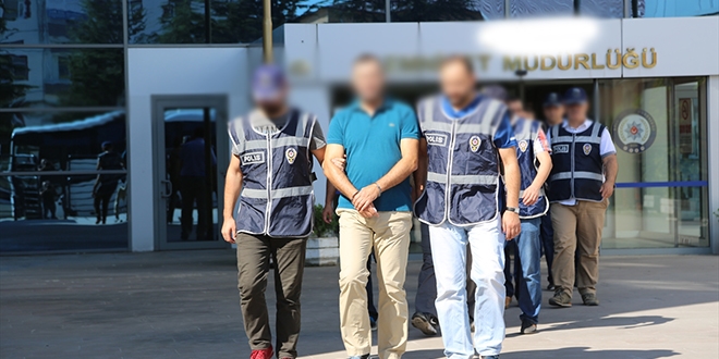 Sivas'ta 4 polis ve 1 retmen gzaltna alnd