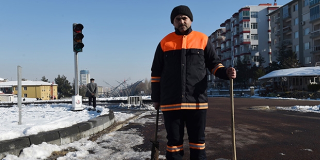 Temizlik işçisi bulduğu 20 bin lirayı teslim etti