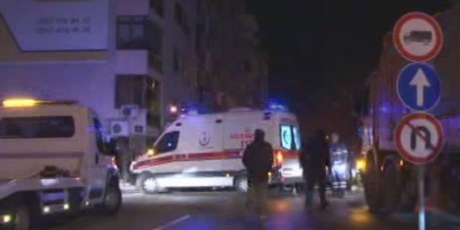 İzmir'de otomobil polis aracına çarptı: 3 yaralı