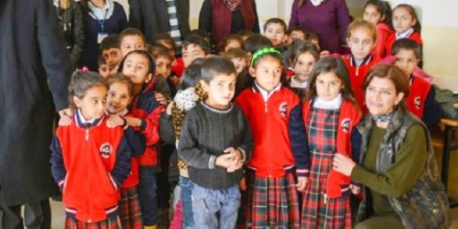 SDYV'den Başkale'de 2 bin öğrenciye kıyafet yardımı