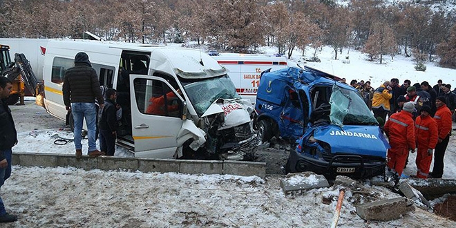 Çorum'da askeri araçla minibüs çarpıştı: 2 şehit, 14 yaralı