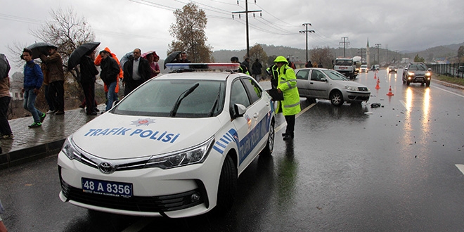 Kaza tutanağı tutan polislere otomobil çarptı
