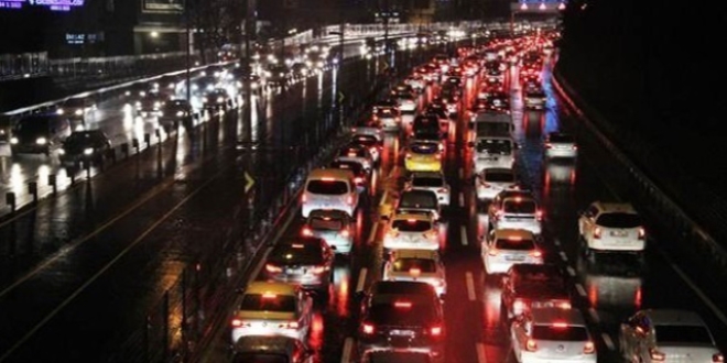 Kar başladı, İstanbul trafiği kilitlendi